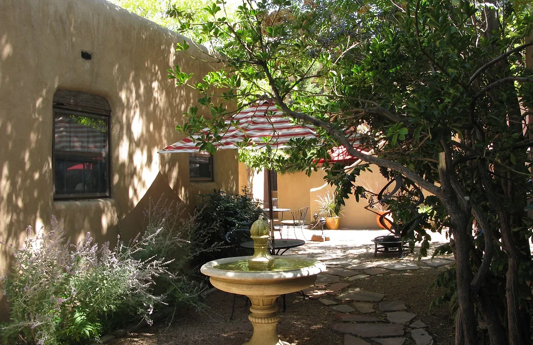 Casa De Tres Lunas/House Of Three Moons-1